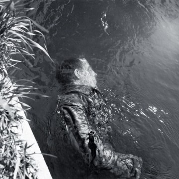 lee-miller-dead-ss-soldier_1945.jpg