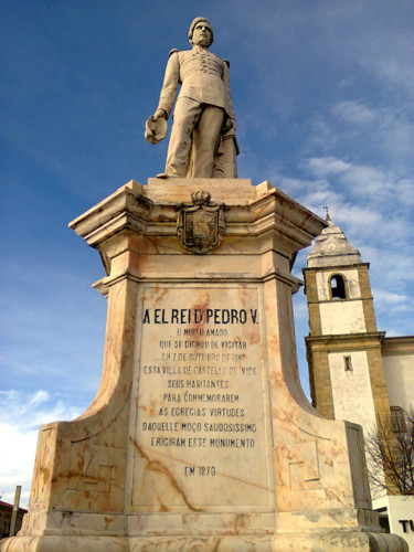 Estátua%20em%20homenagem%20ao%20rei%20D.%20Pedro%