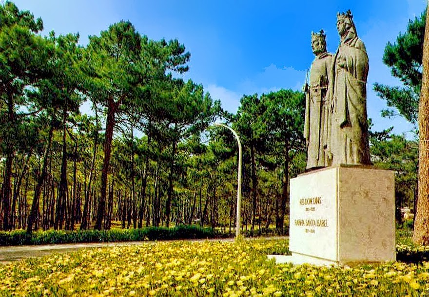 S. Pedro de Moel - Estátua de D. Dinis e da Raín S. Pedro de Moel - Estátua de D. Dinis e da Raín