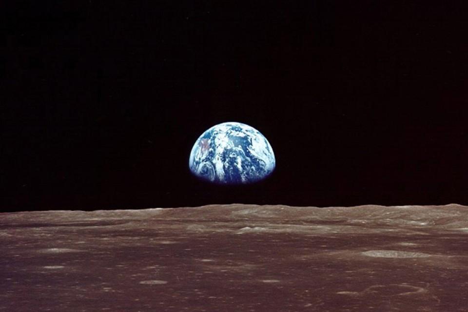 earthrise apollo 11.jpg