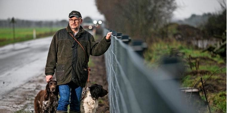 Fronteira Dinamarca homem com cão.jpg Fronteira Dinamarca homem com cão.jpg
