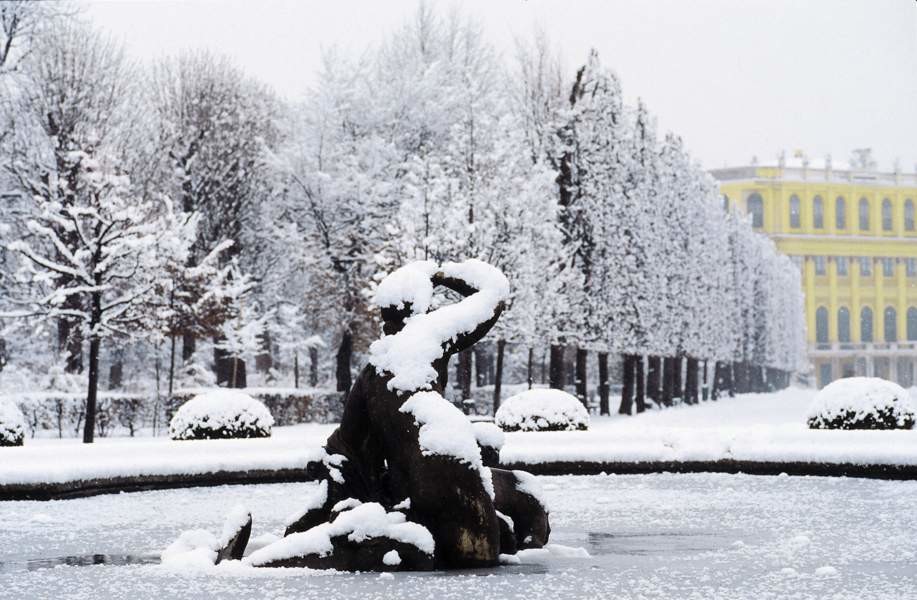 fontaine-du-chateau-de-schoenbrunn-en-hiver[1].jpg