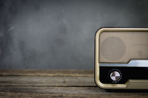 vieja-radio-retro-fondo-gris-frente-mesa_42493-1.j