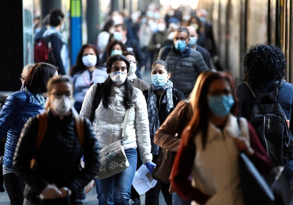 pessoas_em_estacao_de_comboios_em_italia_mascaras_ pessoas_em_estacao_de_comboios_em_italia_mascaras_