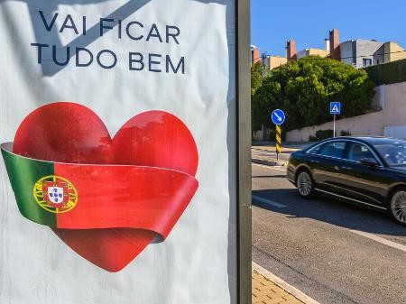 em-meio-a-pandemia-do-novo-coronavirus-cartaz-em-p
