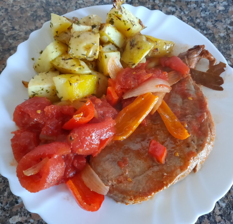 bife de atum c piments tomate e bat salteada.jpg