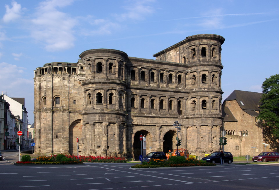 Trier_Porta_Nigra_BW_1.JPG
