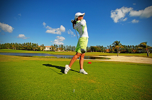 mulher-jogar-golfe.jpg