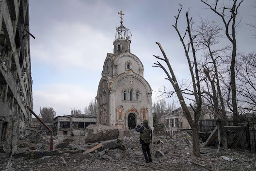 Centro de Mariupol em ruinas.jpg