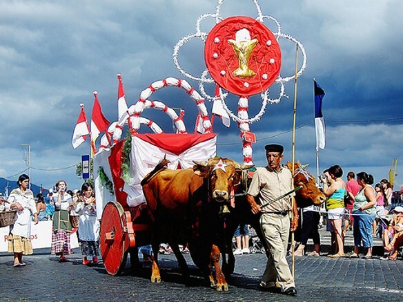 vol_festas_Espirito_Santo_acores_584px_1.jpg