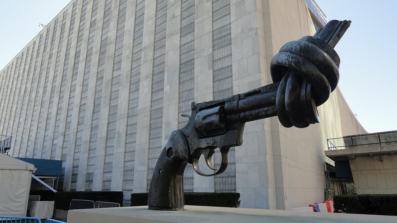 the-knotted-gun-879289_1280.jpg